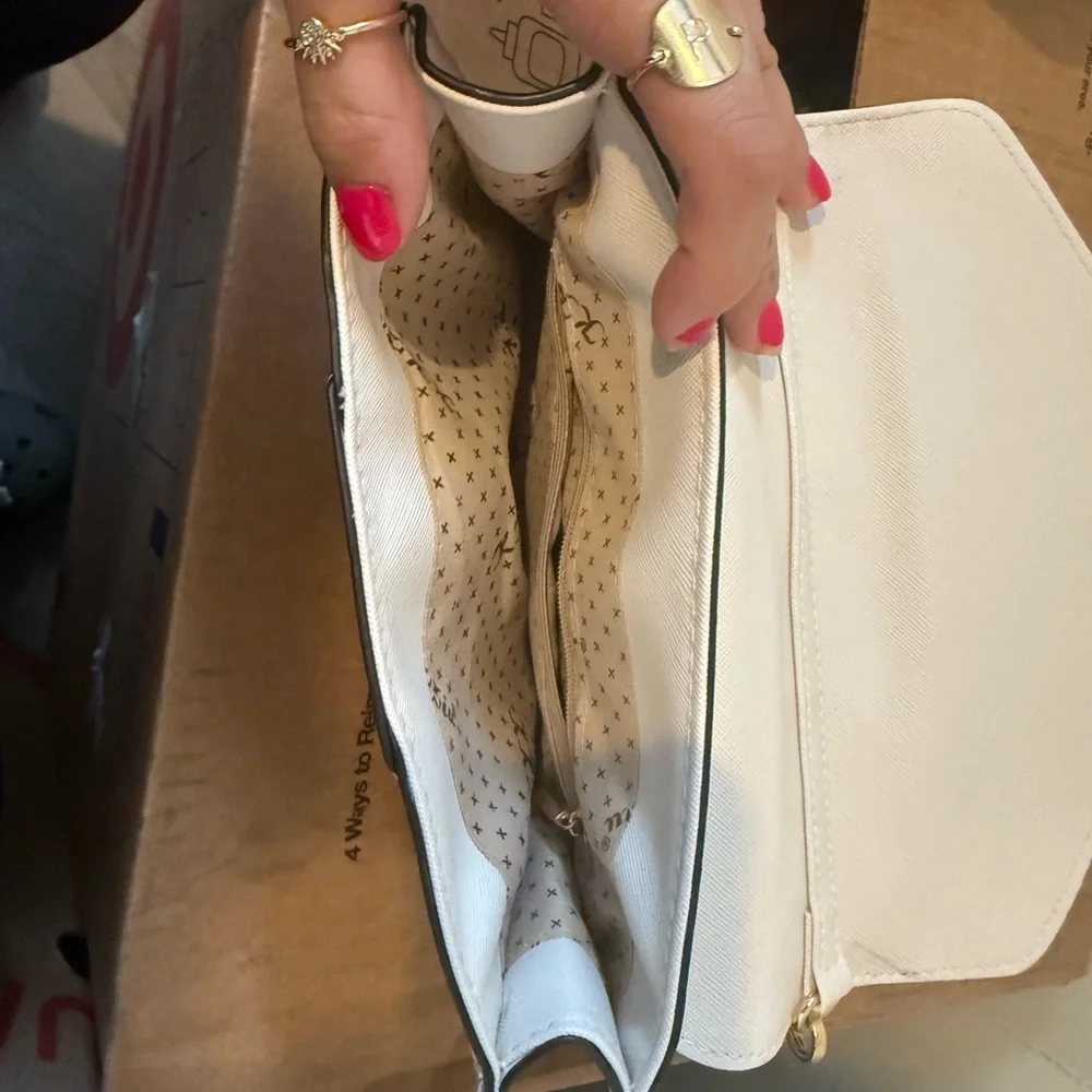 Elegant White Crossbody Bag - Picture 2 of 2